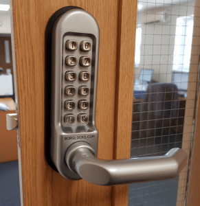 BL5051 - Back to back round bar keypads with a tubular latch